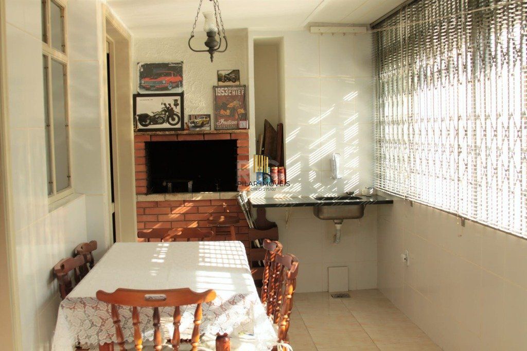 Apartamento com 03 dormitórios, churrasqueira e vaga de garagem no Menino Deus