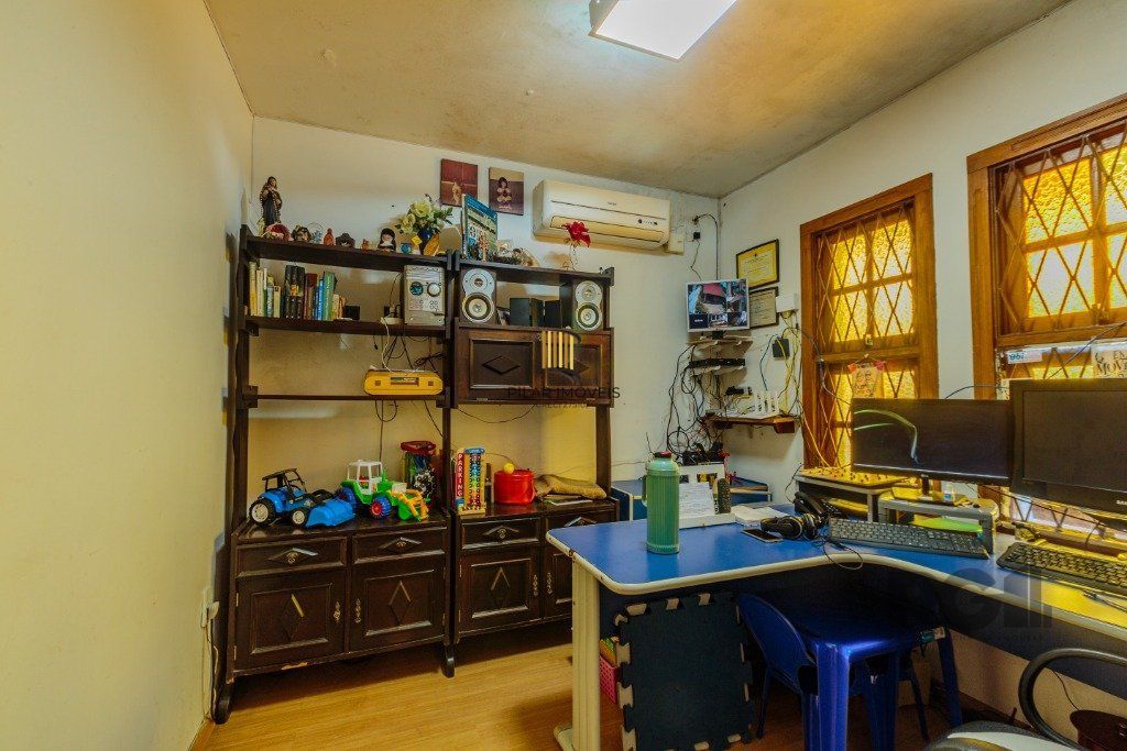 Casa 253m², 3 suítes, pátio, churrasqueira e vaga de garagem para 4 carros no bairro Nonoai