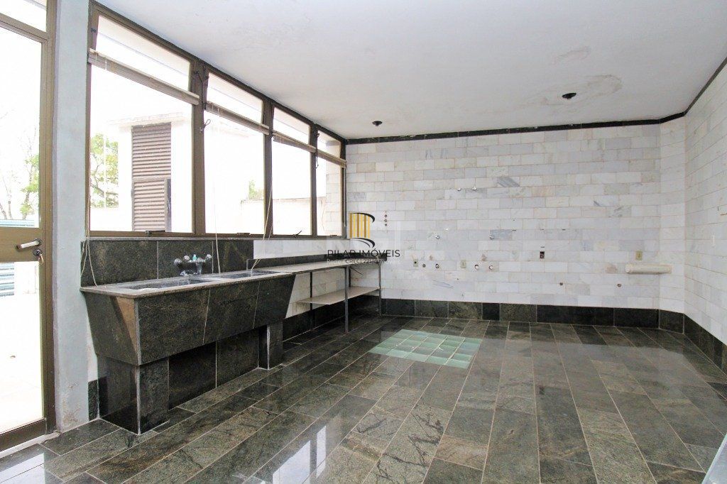 Casa para Venda - 840m², 7 dormitórios, sendo 3 suites, 8 vagas - Medianeira