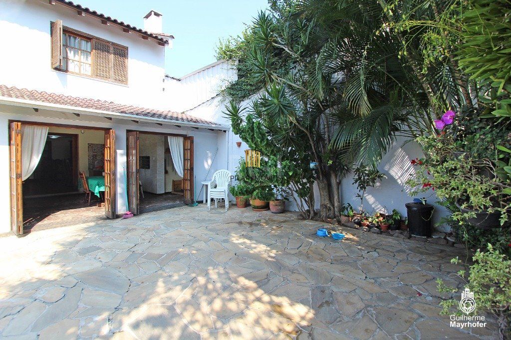 Casa para Venda - 326m², 3 dormitórios, sendo 3 suites, 4 vagas - Glória