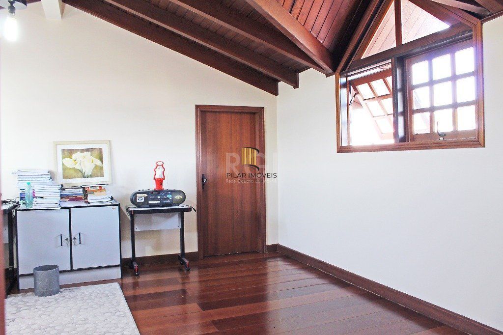 Casa para Venda - 300m², 4 dormitórios, sendo 1 suites, 4 vagas - Coronel Aparício Borges