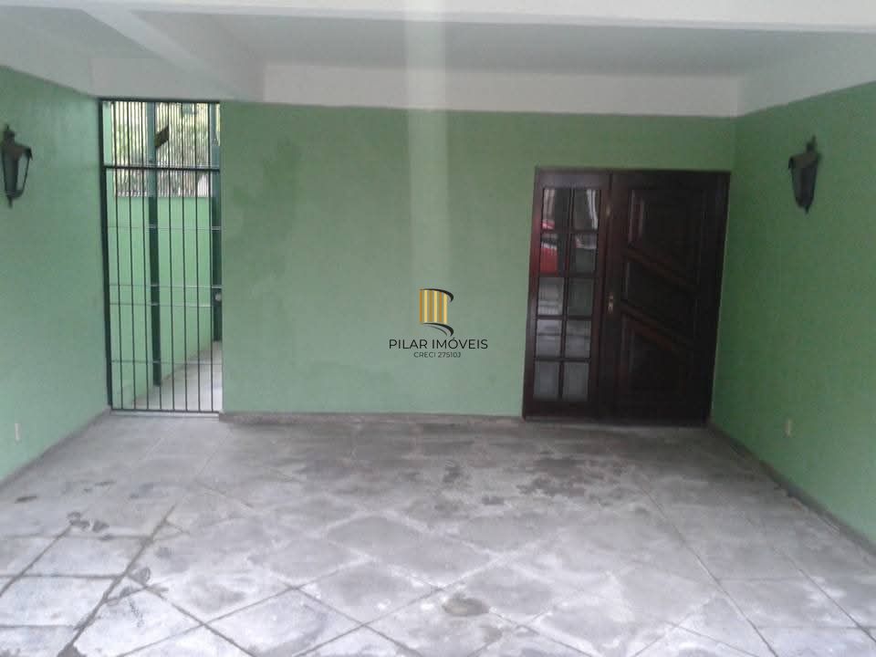 Casa de 3 dormitórios com piscina no bairro Teresópolis.