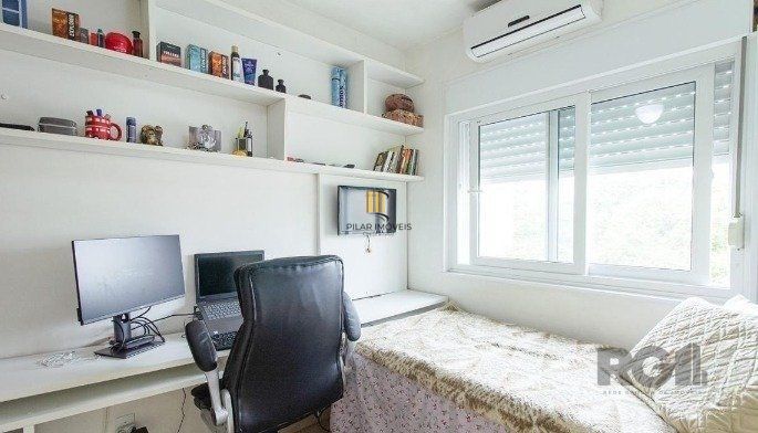 Excelente casa de 157m² com 3 dormitórios, 4 vagas e piscina.