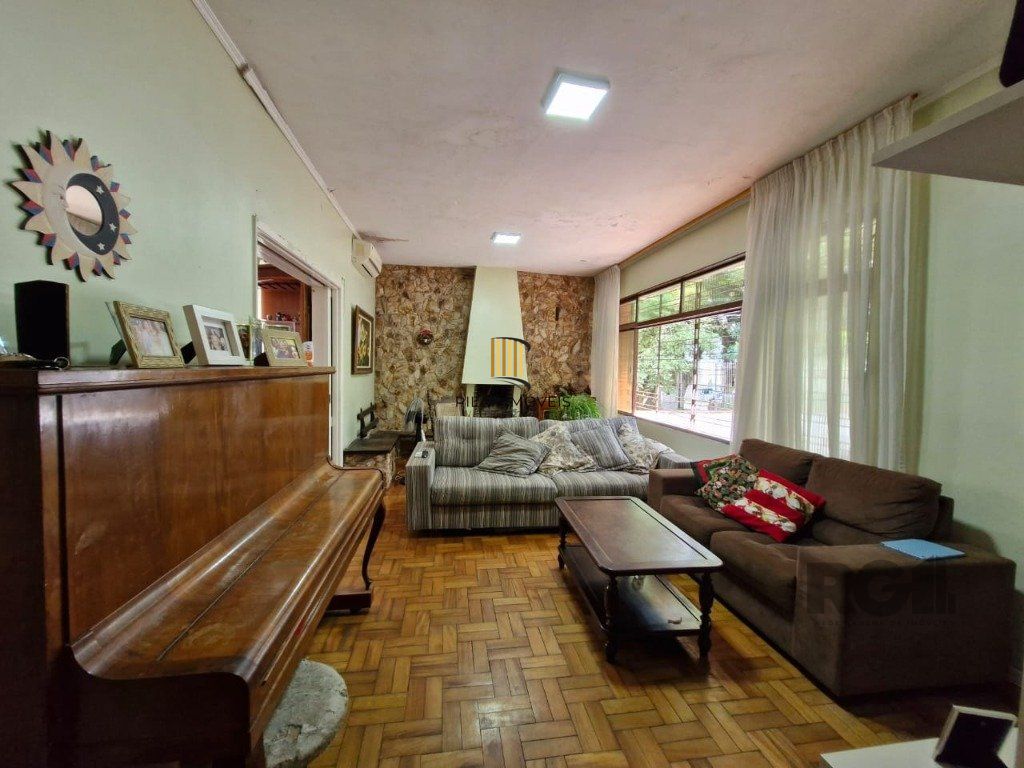 Casa com 243m2 de área privativa, com amplo pátio de 11 x 44, próxima a Av. Teresópolis