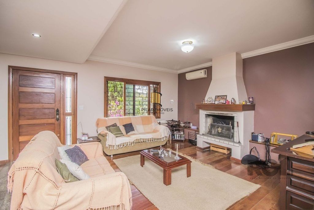 Casa de 329m² - 4 dormitórios, 1 suíte, 6 vagas no bairro Vila Jardim