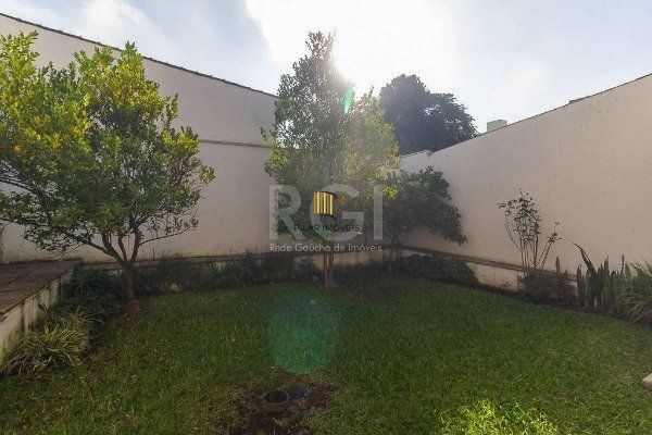 Casa para Venda - 227m², 3 dormitórios, sendo 1 suites, 4 vagas - Azenha