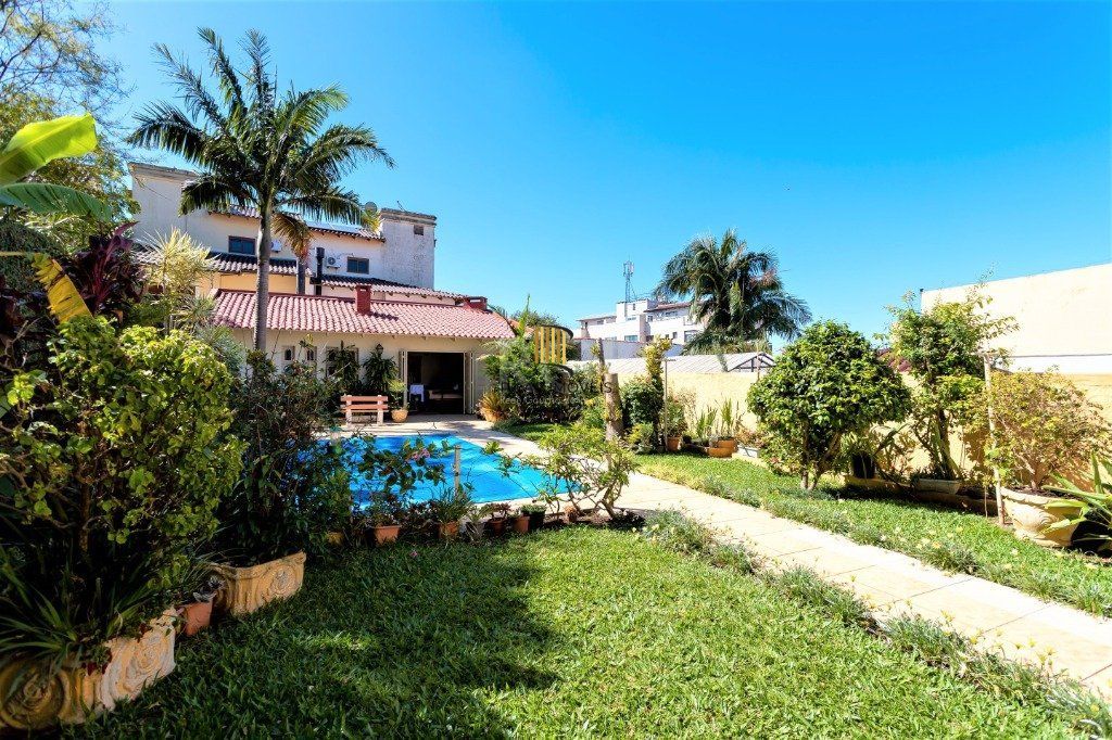 Casa para Venda - 228m², 4 dormitórios, sendo 1 suites, 5 vagas - Teresópolis