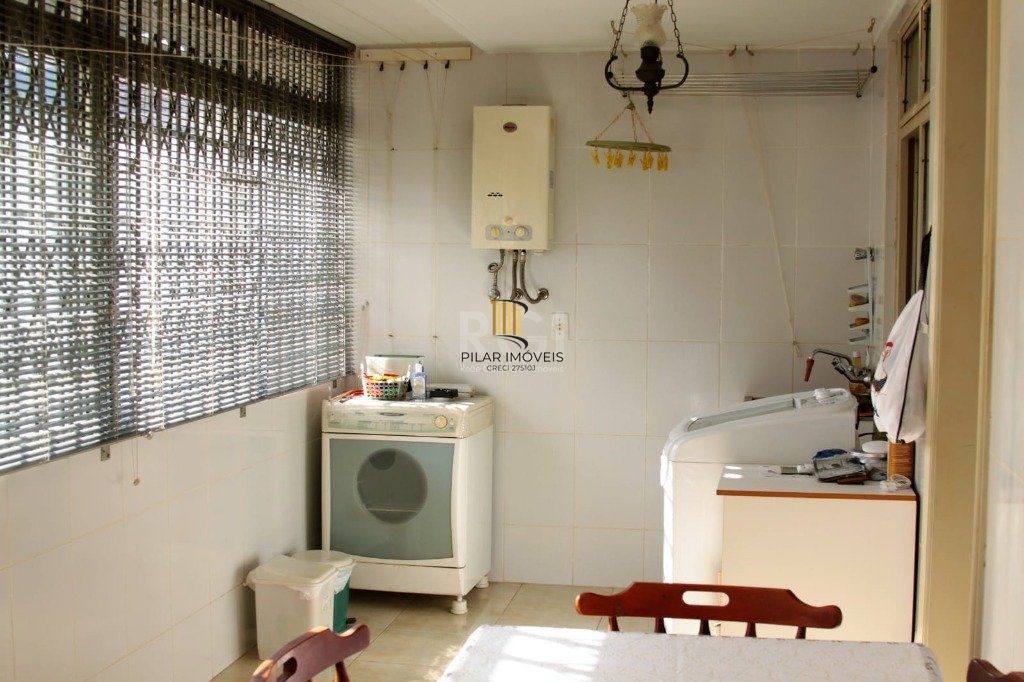 Apartamento com 03 dormitórios, churrasqueira e vaga de garagem no Menino Deus