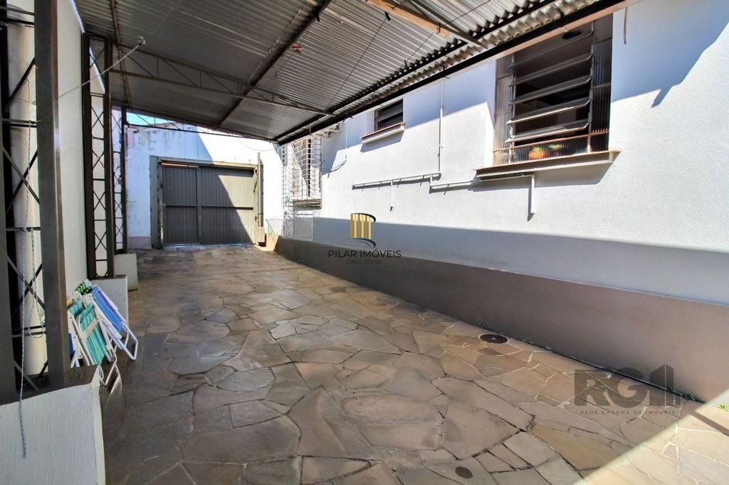 Casa 4 dormitórios, 2 vagas, em rua tranquila próxima a rua Oscar Pereira