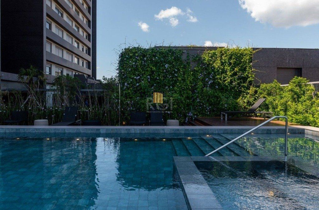 Apartamento 1 dor, 1 vaga coberta, localizado junto ao Bourbon Shopping Teresópolis.