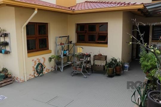 Excelente casa de 287m² com 3 dormitórios e 4 vagas.