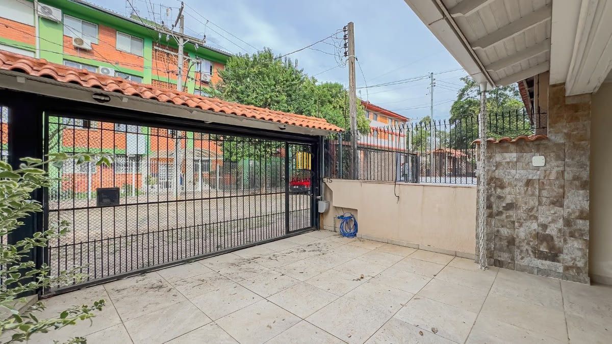 Sobrado de 3 dormitórios e 91m² à venda em Parque Santa Fé, Porto Alegre.