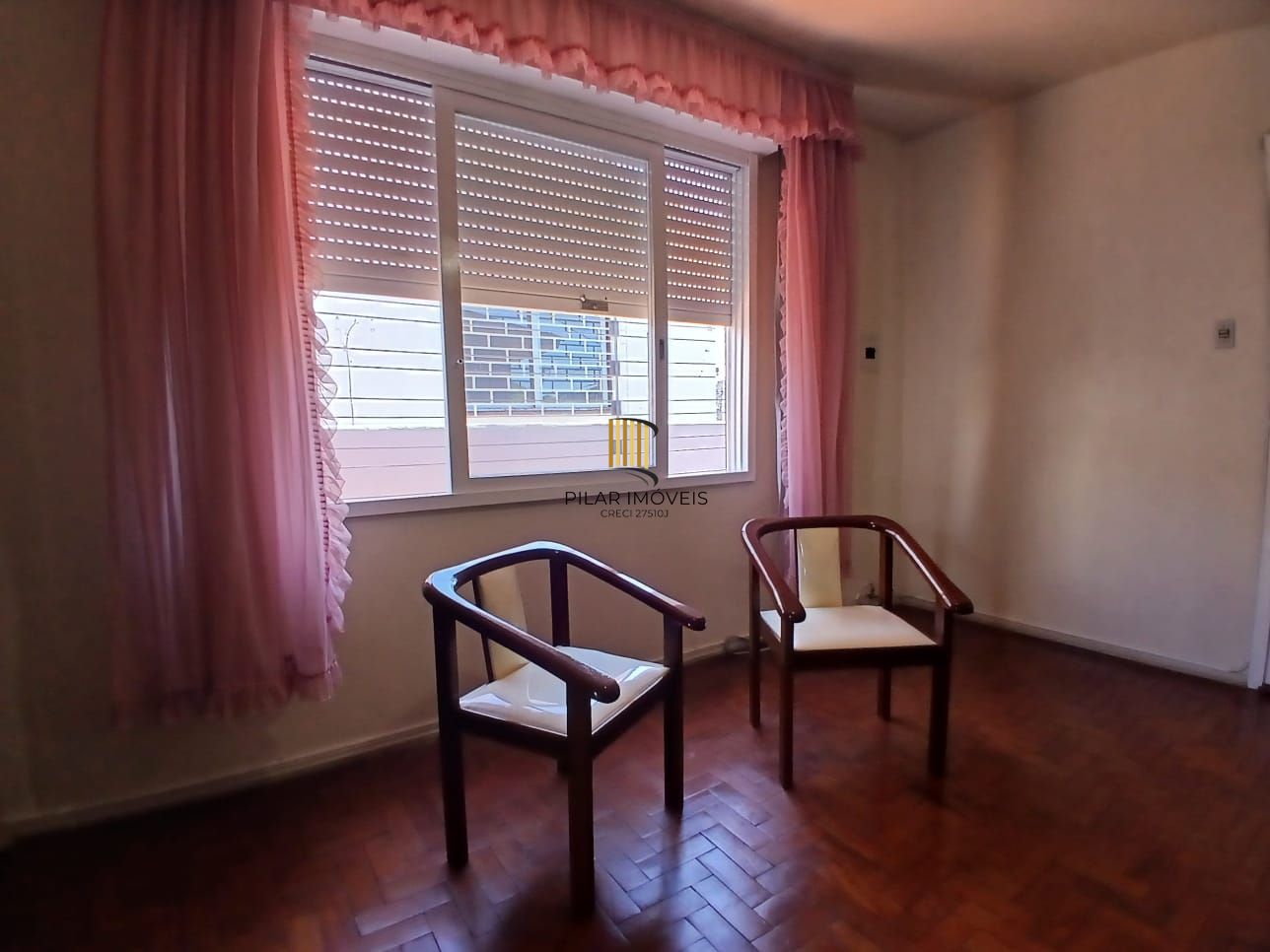 Casa com 03 dormitorios e amplo jardim no bairro Santa Tereza /RS