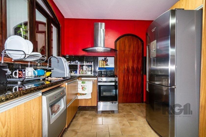 Casa 303m² - 4 dormitórios, 2 vagas no bairro Santo Antônio
