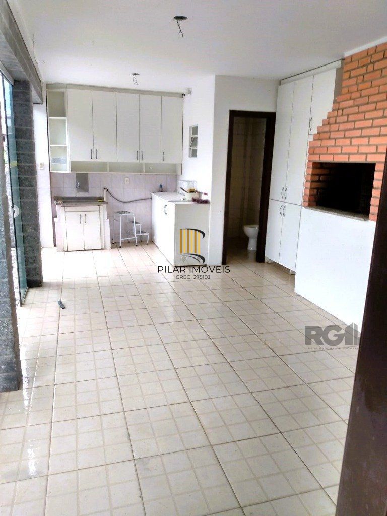 Casa de 3 dormitórios, no bairro Aberta dos Morros