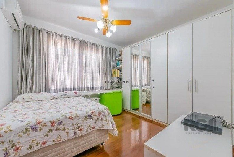 Casa 221m² - 3 dormitórios, 1 suíte, 4 vagas de garagem no bairro Vila Assunção
