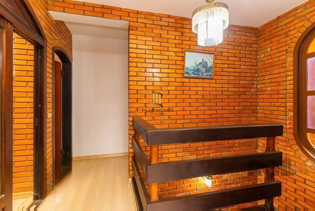 Casa de 245m² com 5 dormitórios no bairro Sarandi