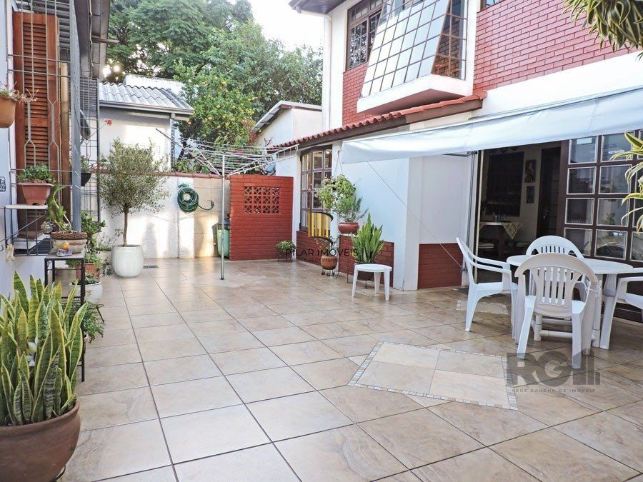 EXCELENTE casa térrea MAIS um loft construído em edícula anexa, com pátio.
