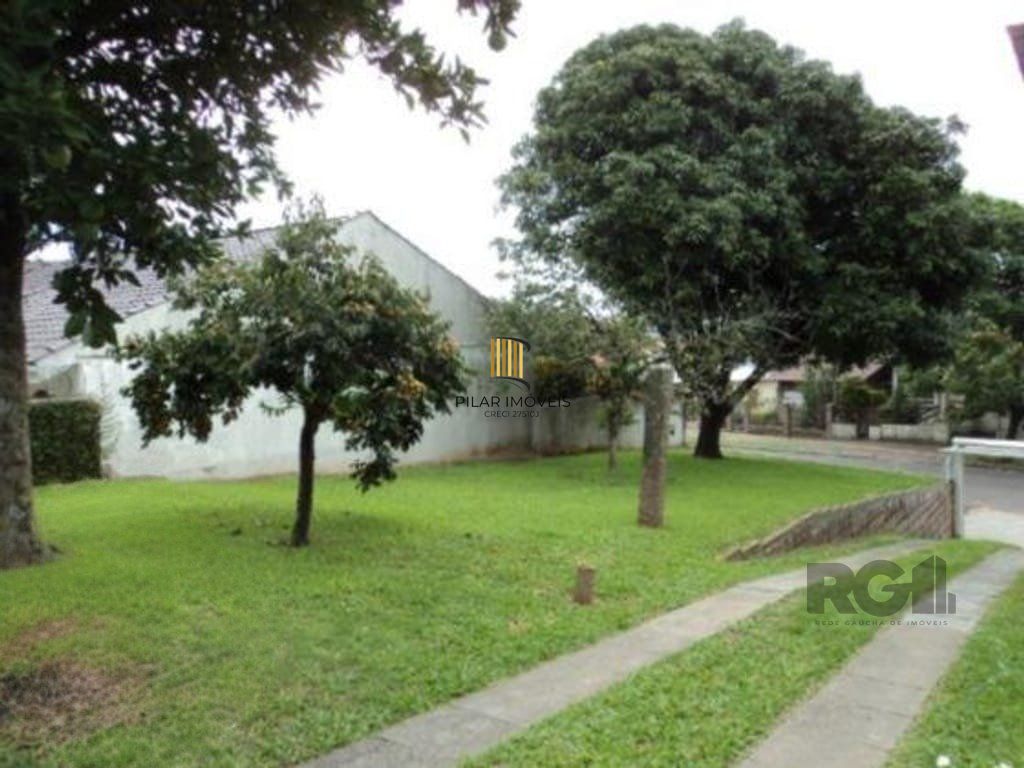 Casa com  terreno 26X44, toda gradeada. Próximas as principais ruas do bairro Glória, podendo ser usado para residência ou comercial.