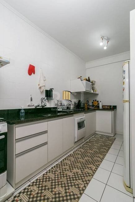 Casa de 147m² - 3 dormitórios, 1 suíte, churrasqueira, pátio com piscina e 3 vagas de garagem no Guarujá