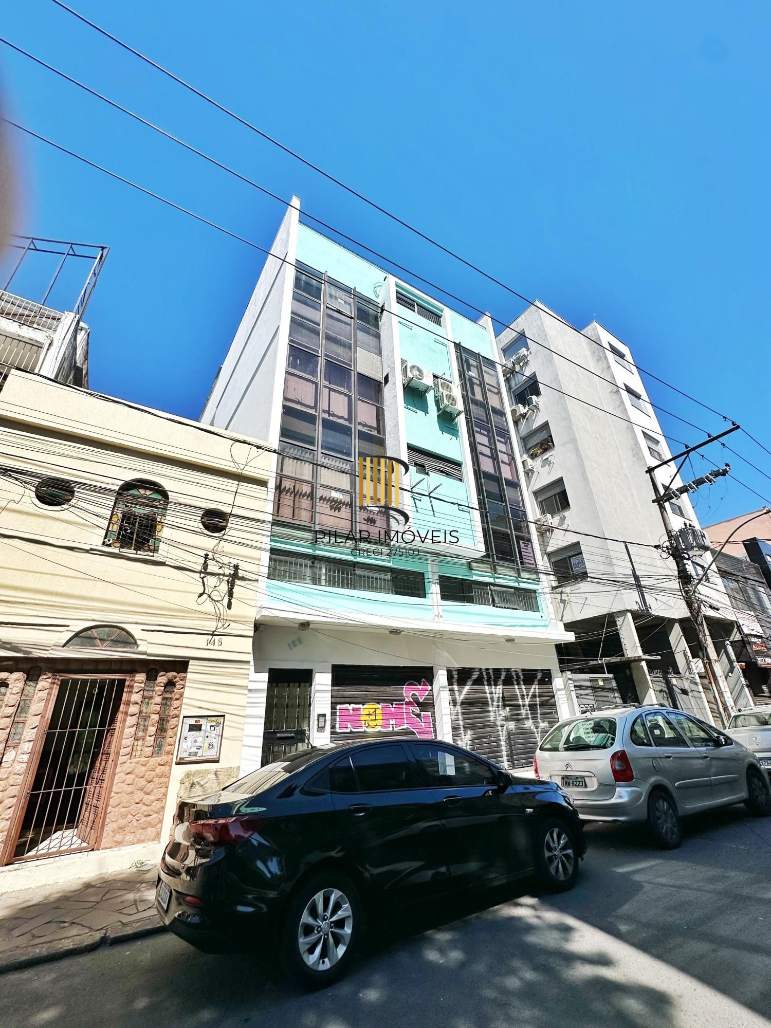 Sala comercial com mezanino e pátio na Cidade Baixa
