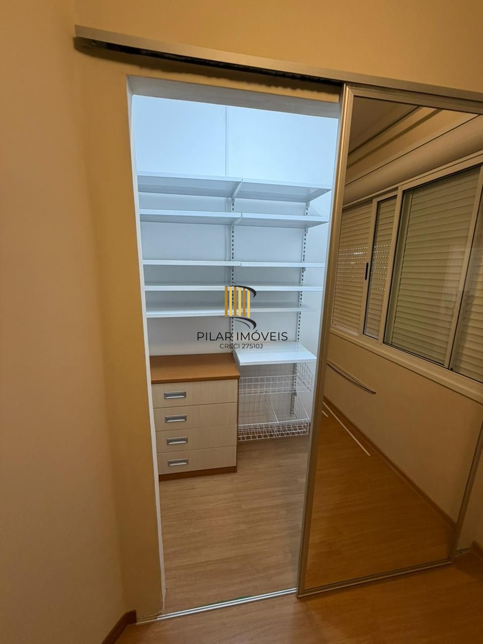 Apartamento 2 dormitórios, 1 vaga coberta no Bairro Teresópolis.