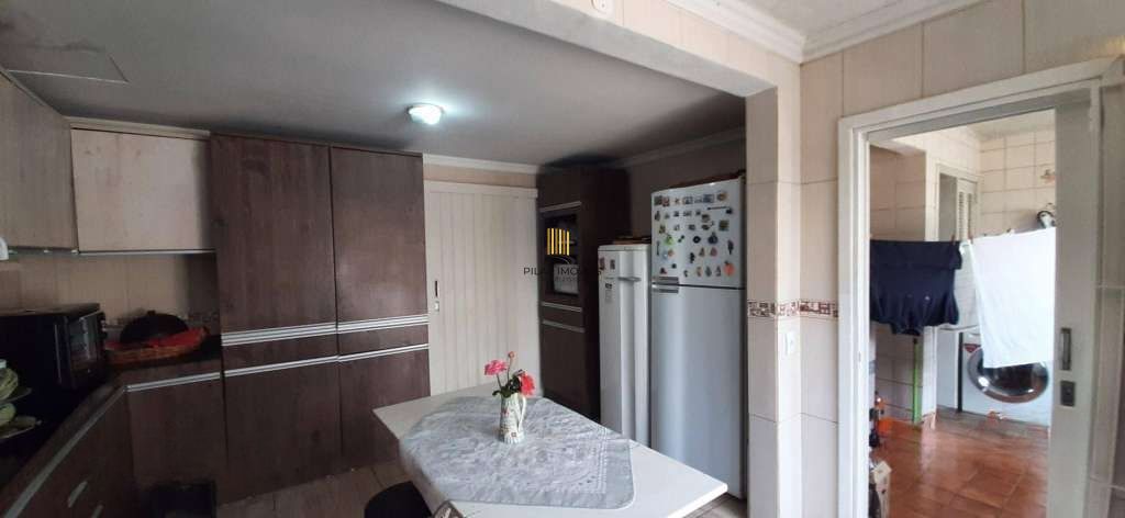 VENDE – AMPLA CASA RESIDENCIAL COM PISCINA E 5 VAGAS