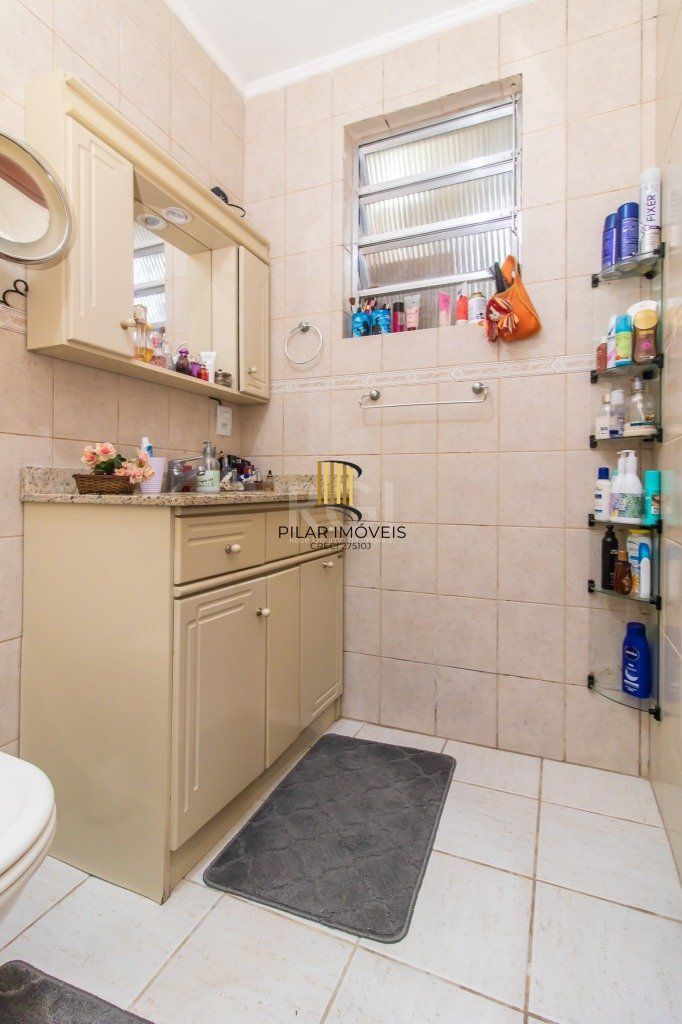 Casa de 289m² - 3 dormitórios, 1 suíte, 4 salas, churrasqueira, pátio e 4 vagas de garagem no bairro Partenon