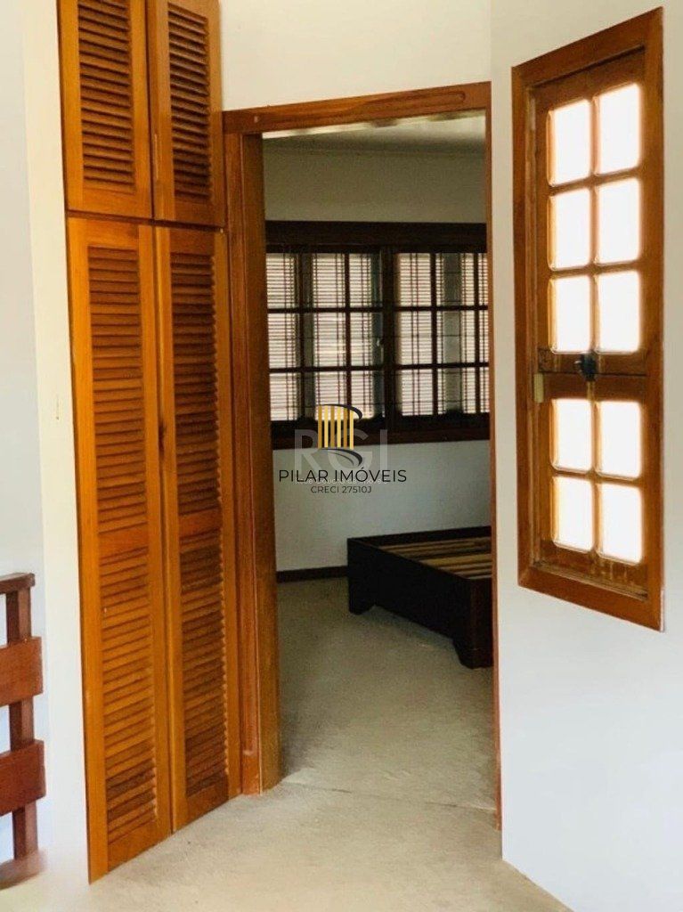 Encantadora residência com 03 dormitórios sendo 01 suíte e piscina.