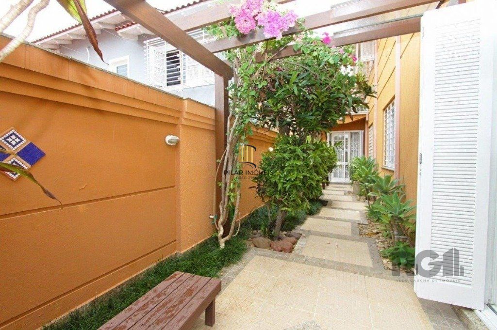 Excelente casa de 330m² com 3 dormitórios, piscina e 3 vagas.