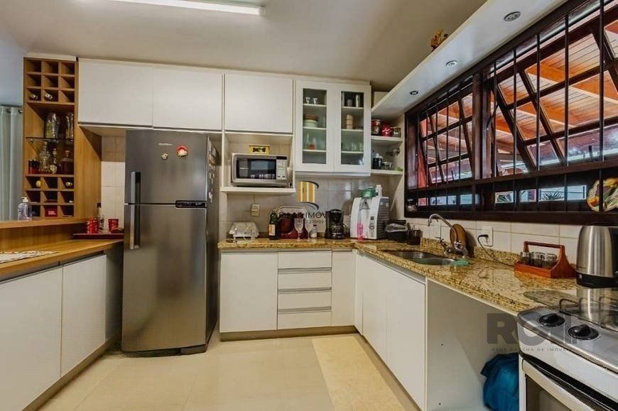 Excelente casa de 209m² com 3 dormitórios, piscina e 3 vagas de garagem.