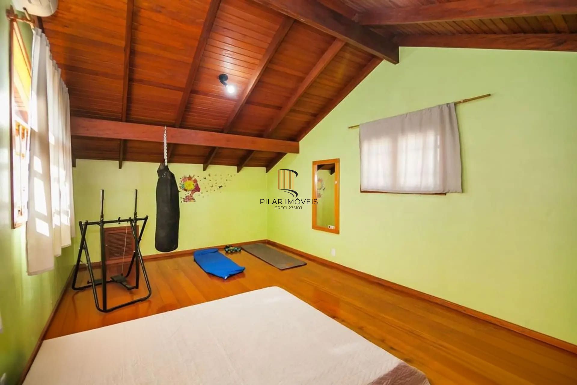 Casa de 4 dormitórios à venda no Bairro Rubem Berta, Porto Alegre.