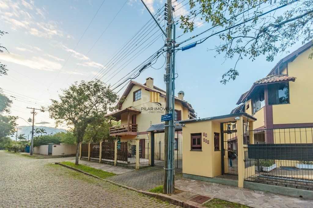 Casa 160m² - 3 dormitórios, 1 suíte, churrasqueira, terraço e 2 vagas de garagem no Guarujá