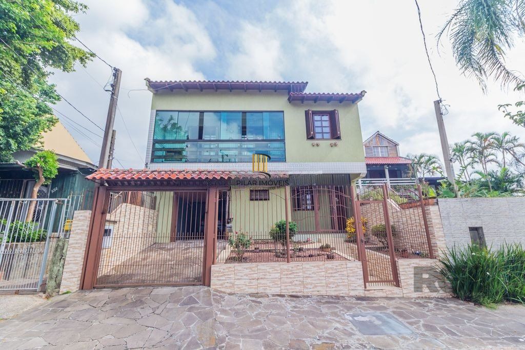 Casa de 4 dormitórios no bairro Sarandi
