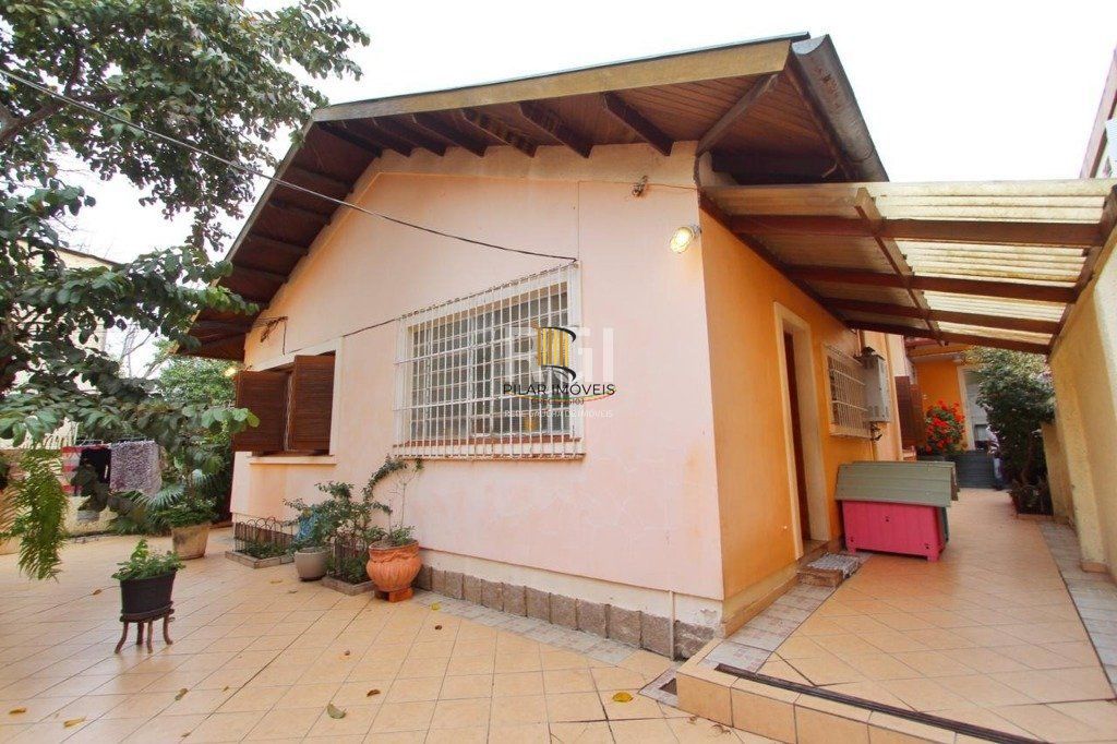 Casa para Venda - 250m², 3 dormitórios, 1 vaga - Teresópolis