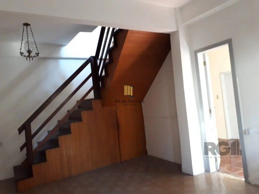 Casa com 5 dormitórios no bairro Passo das Pedras - Porto Alegre