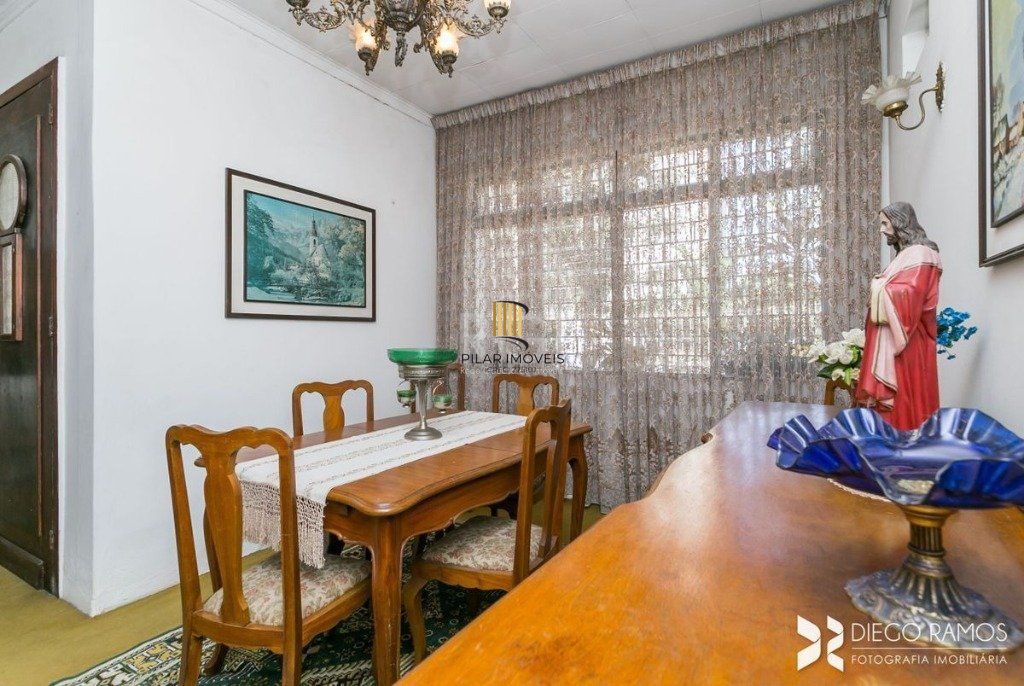 Casa para Venda - 198m², 3 dormitórios, sendo 1 suites, 4 vagas - Petrópolis