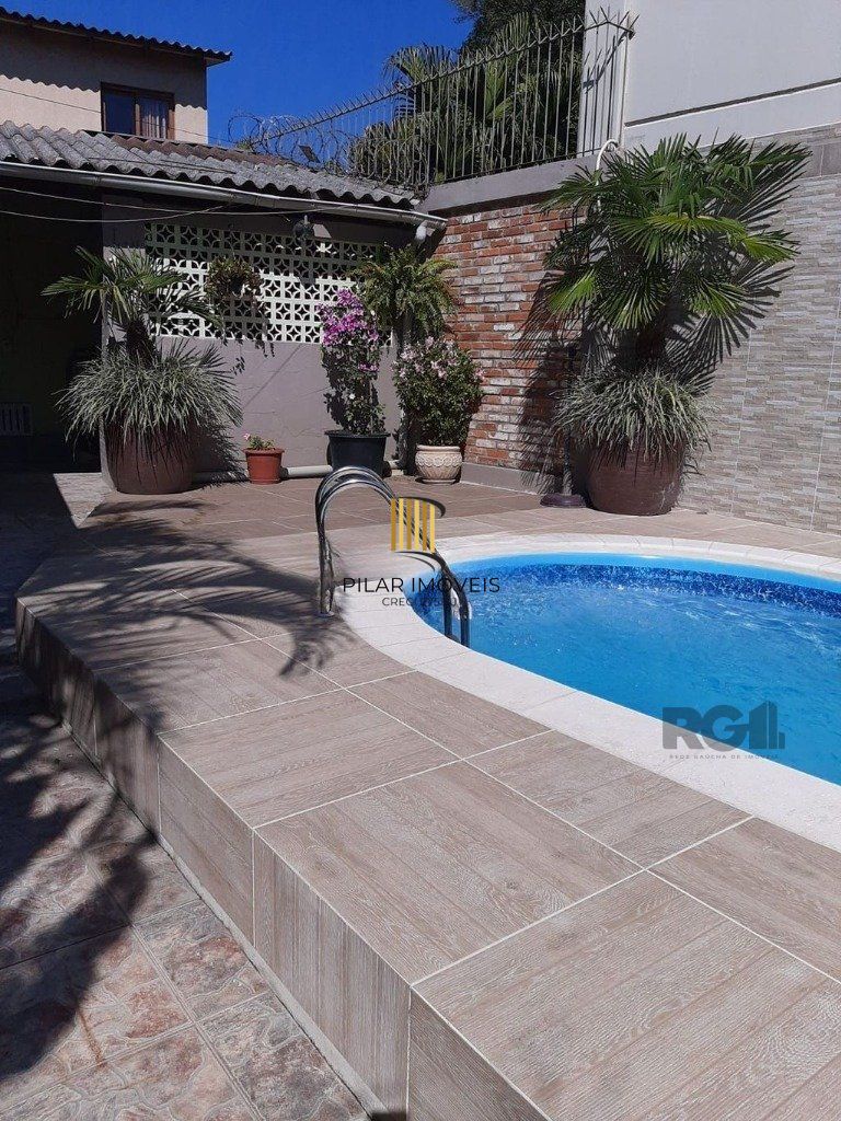 Casa de 4 dormitórios no bairro Glória