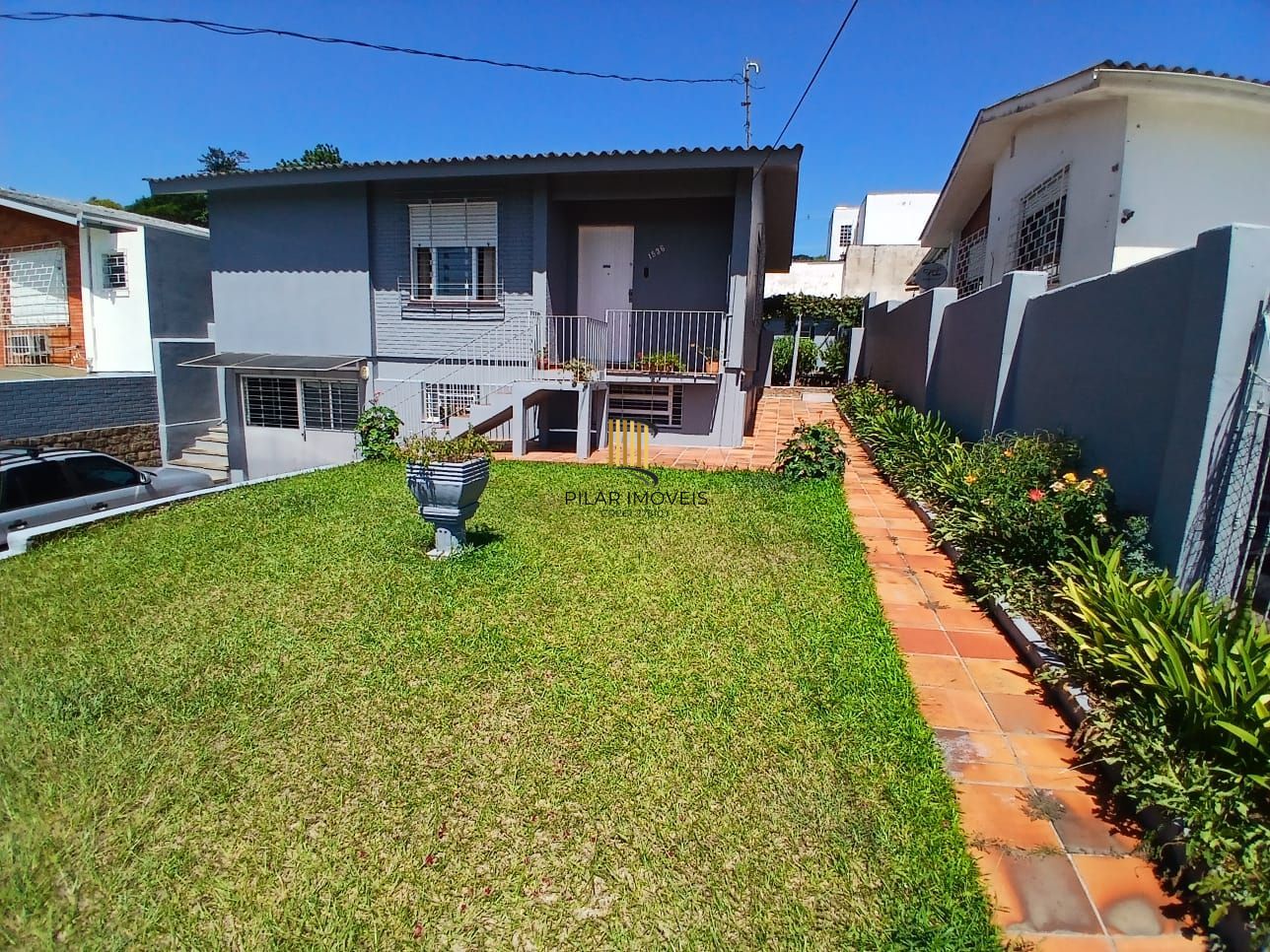 Casa com 03 dormitorios e amplo jardim no bairro Santa Tereza /RS