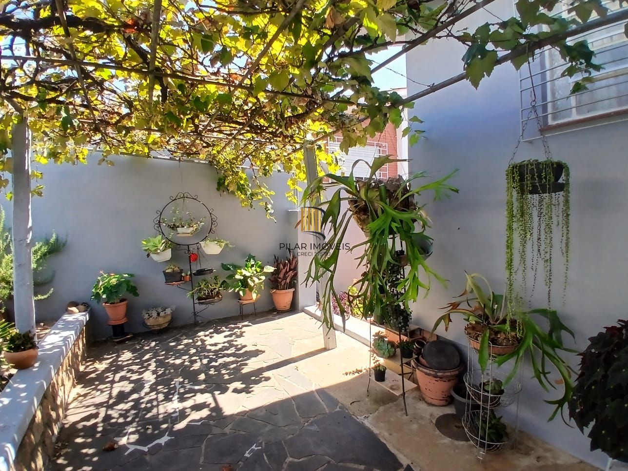 Casa com 03 dormitorios e amplo jardim no bairro Santa Tereza /RS