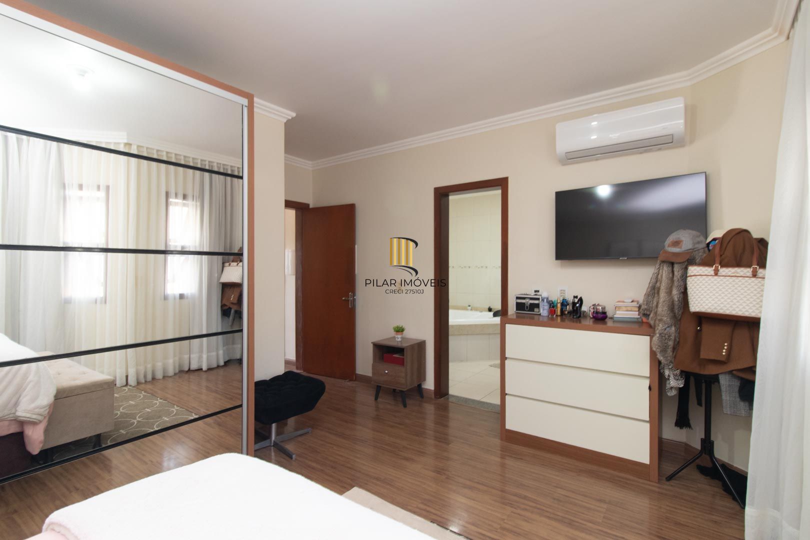 Casa de 03 dormitorios com suite e piscina no bairro Hipica - Porto alegre/Rs