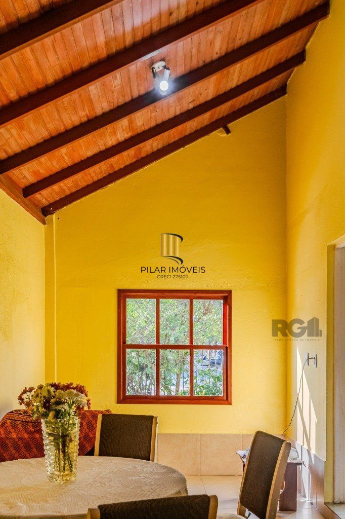 Casa de 2 dormitórios, no bairro  Hípica