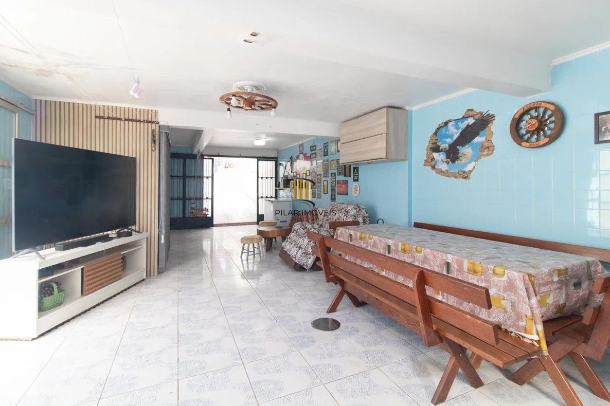 Casa com 4 dormitórios e energia solar no bairro Nonoai.