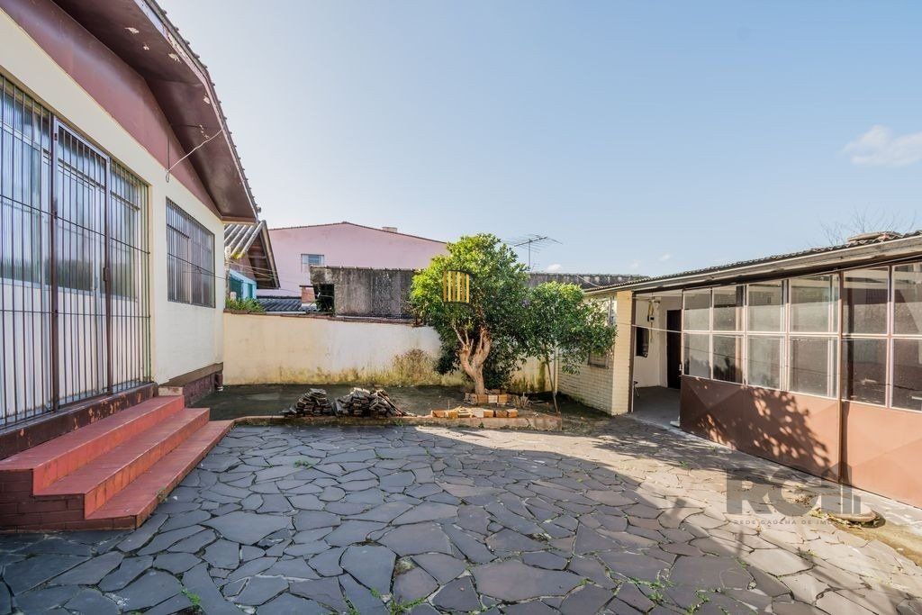 Casa de 159m² - 2 dormitórios, 3 vagas no bairro Rubem Berta