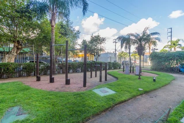 Apartamento de 2 dormitórios à venda em São Geraldo, Porto Alegre.