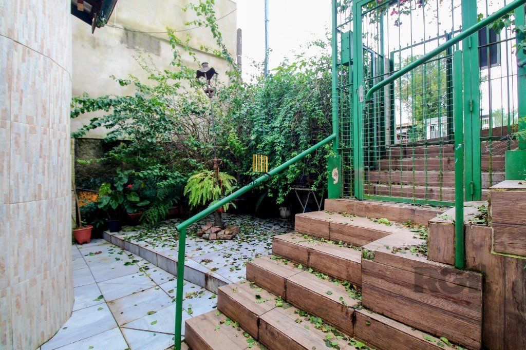 Casa 5 dormitórios no bairro Nonoai