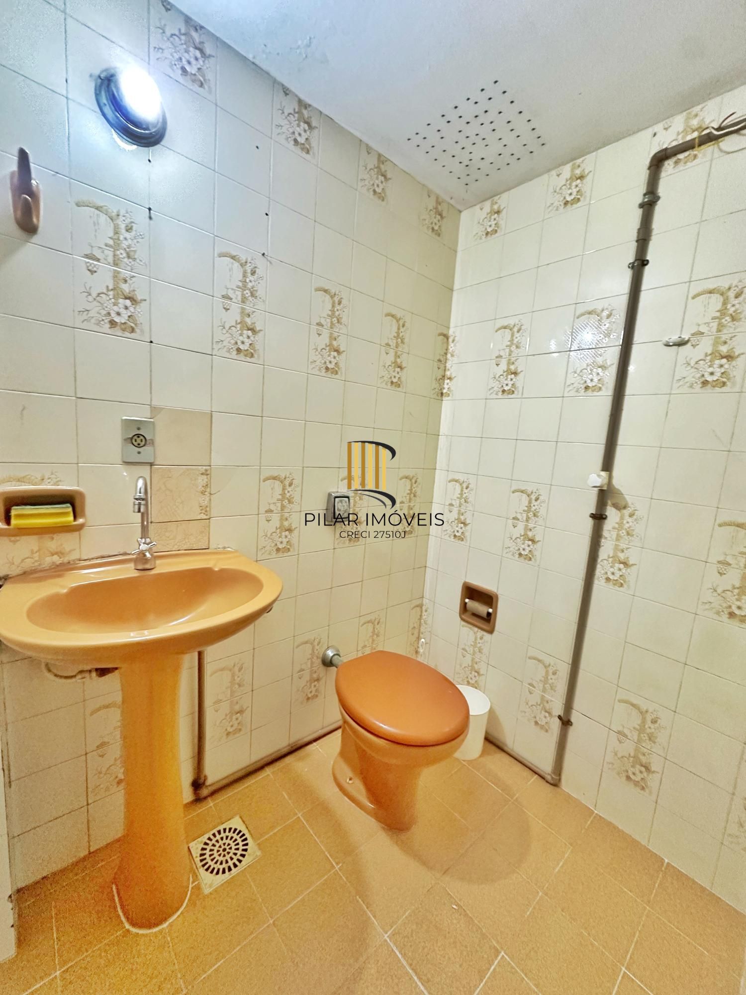 Sala comercial com mezanino e pátio na Cidade Baixa