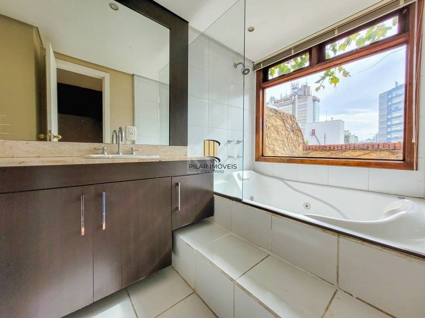 Apartamento 94m² - semi mobiliado, 2 dormitórios, 1 suíte, terraço e 2 vagas de garagem no Moinhos de Vento