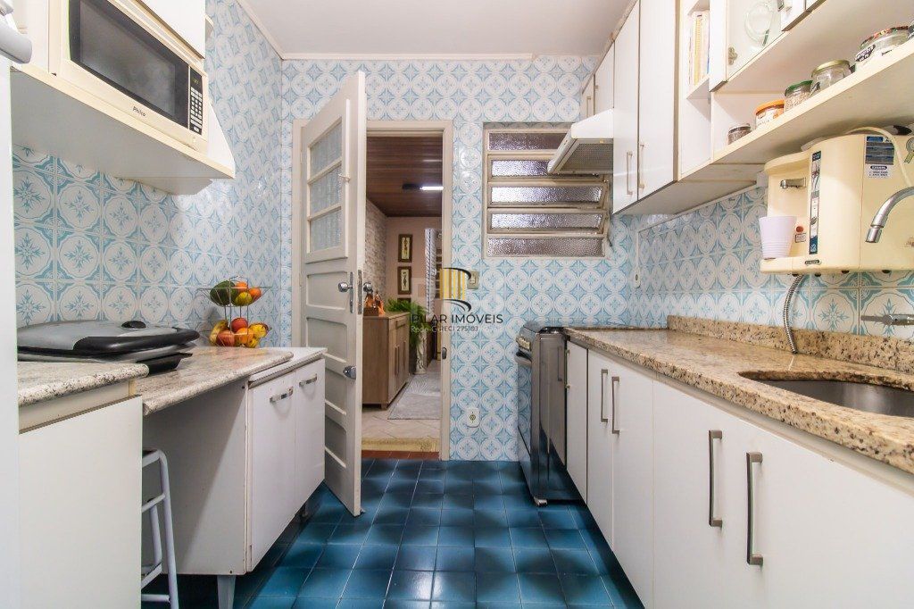 Casa de 289m² - 3 dormitórios, 1 suíte, 4 salas, churrasqueira, pátio e 4 vagas de garagem no bairro Partenon