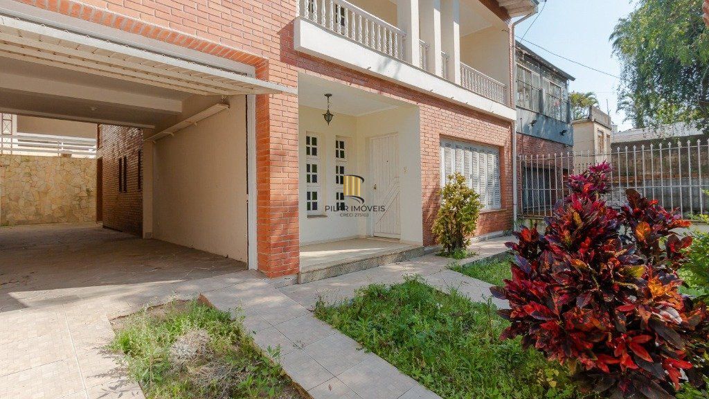 Casa com 4 dormitórios, 4 vagas no bairro Vila Jardim